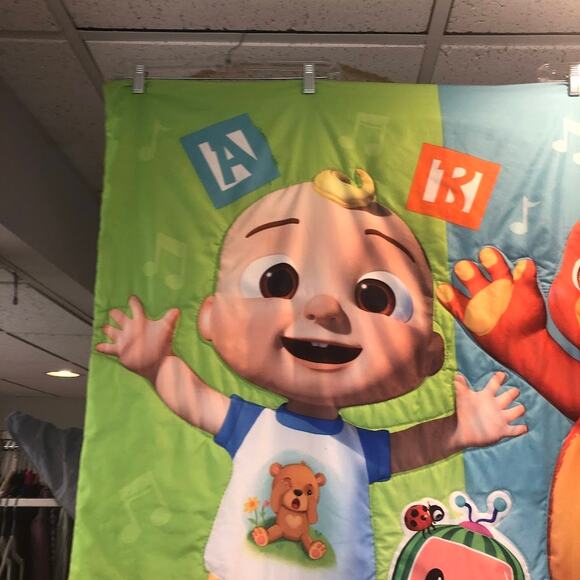 CoComelon Toddler Bedding Set – Reversible Comforter & Sheets - Picture 3 of 16